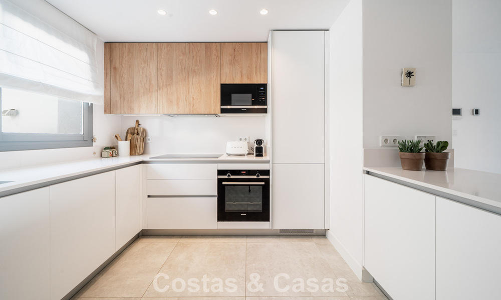 Moderno apartamento de 4 dormitorios, listo para entrar a vivir, en venta en un resort de lujo al este del centro de Marbella 787114