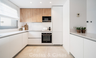 Moderno apartamento de 4 dormitorios, listo para entrar a vivir, en venta en un resort de lujo al este del centro de Marbella 787114 