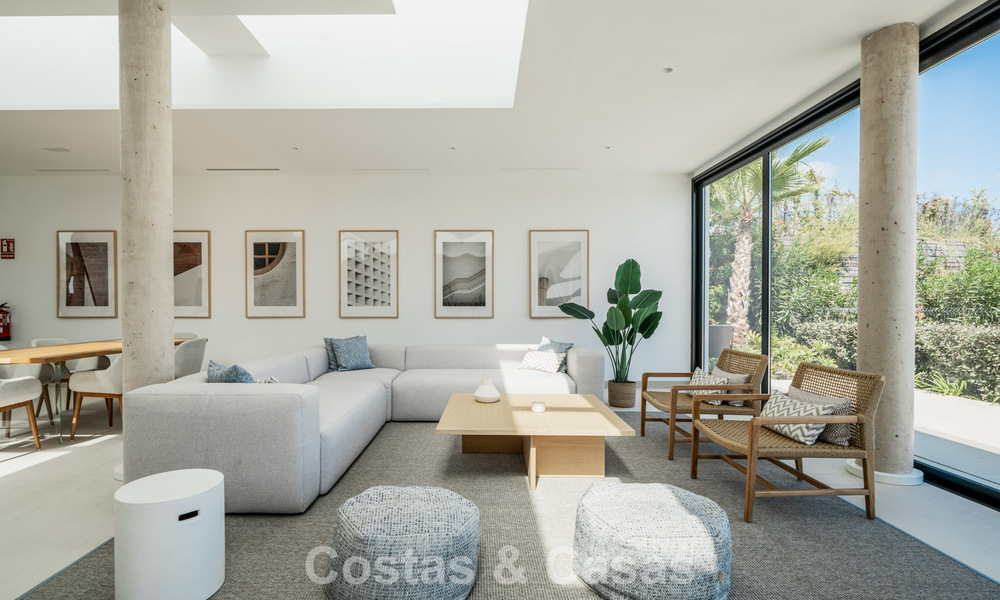 Moderno apartamento de 4 dormitorios, listo para entrar a vivir, en venta en un resort de lujo al este del centro de Marbella 787117