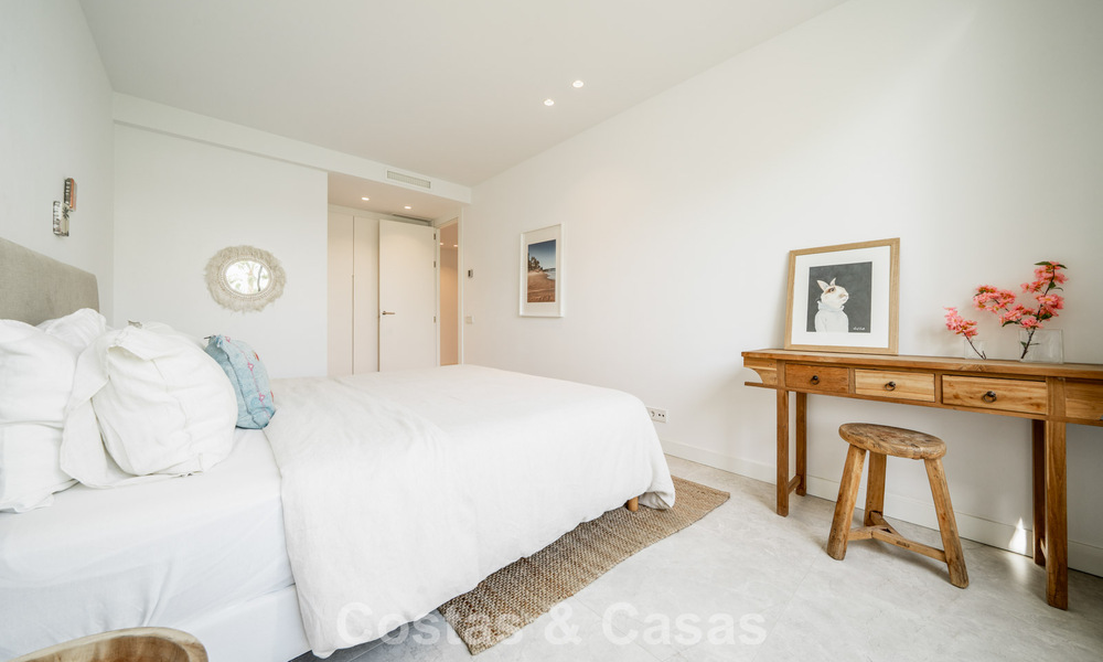Moderno apartamento de 4 dormitorios, listo para entrar a vivir, en venta en un resort de lujo al este del centro de Marbella 787119