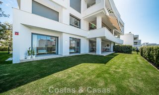 Moderno apartamento de 4 dormitorios, listo para entrar a vivir, en venta en un resort de lujo al este del centro de Marbella 787120 
