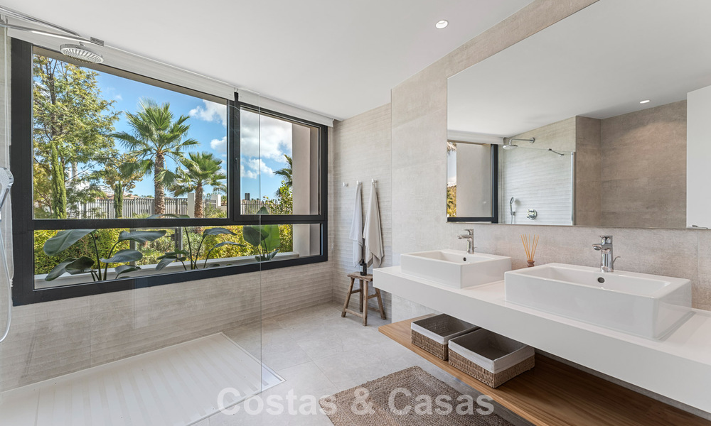 Moderno apartamento de 4 dormitorios, listo para entrar a vivir, en venta en un resort de lujo al este del centro de Marbella 797839