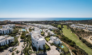Moderno apartamento de 4 dormitorios, listo para entrar a vivir, en venta en un resort de lujo al este del centro de Marbella 797840 