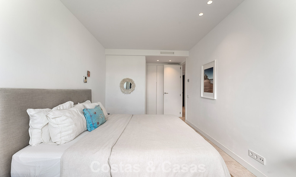 Moderno apartamento de 4 dormitorios, listo para entrar a vivir, en venta en un resort de lujo al este del centro de Marbella 797842