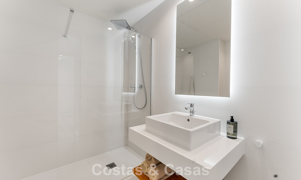 Moderno apartamento de 4 dormitorios, listo para entrar a vivir, en venta en un resort de lujo al este del centro de Marbella 797844