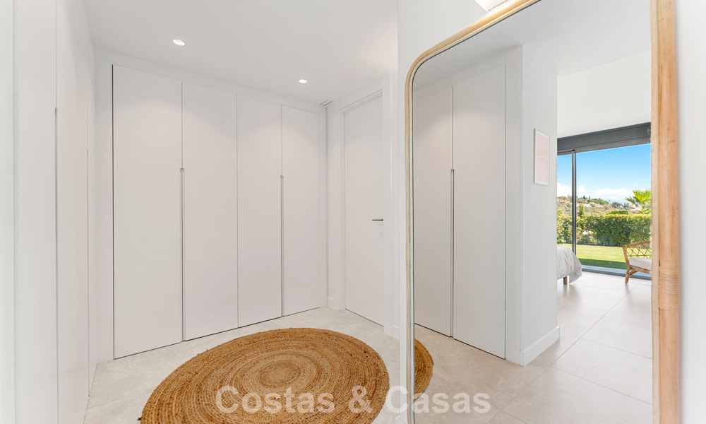 Moderno apartamento de 4 dormitorios, listo para entrar a vivir, en venta en un resort de lujo al este del centro de Marbella 797851