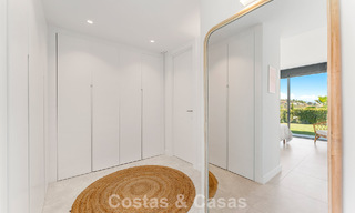 Moderno apartamento de 4 dormitorios, listo para entrar a vivir, en venta en un resort de lujo al este del centro de Marbella 797851 