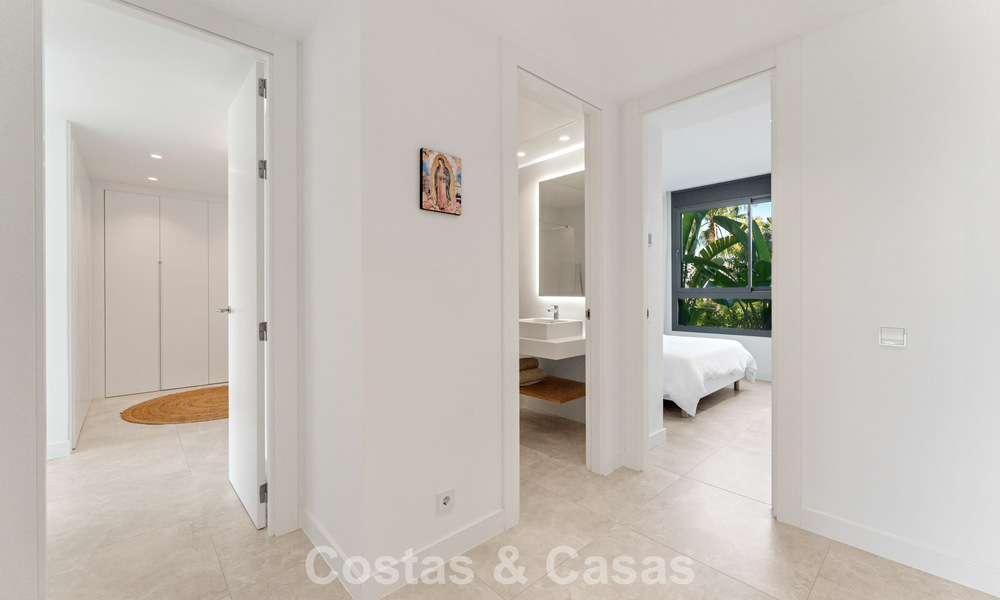 Moderno apartamento de 4 dormitorios, listo para entrar a vivir, en venta en un resort de lujo al este del centro de Marbella 797854