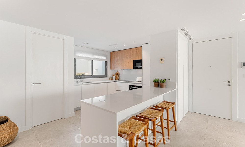 Moderno apartamento de 4 dormitorios, listo para entrar a vivir, en venta en un resort de lujo al este del centro de Marbella 797855