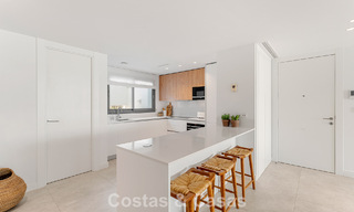 Moderno apartamento de 4 dormitorios, listo para entrar a vivir, en venta en un resort de lujo al este del centro de Marbella 797855 