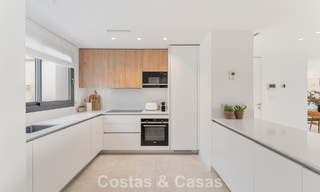 Moderno apartamento de 4 dormitorios, listo para entrar a vivir, en venta en un resort de lujo al este del centro de Marbella 797856 