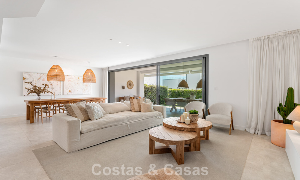 Moderno apartamento de 4 dormitorios, listo para entrar a vivir, en venta en un resort de lujo al este del centro de Marbella 797857