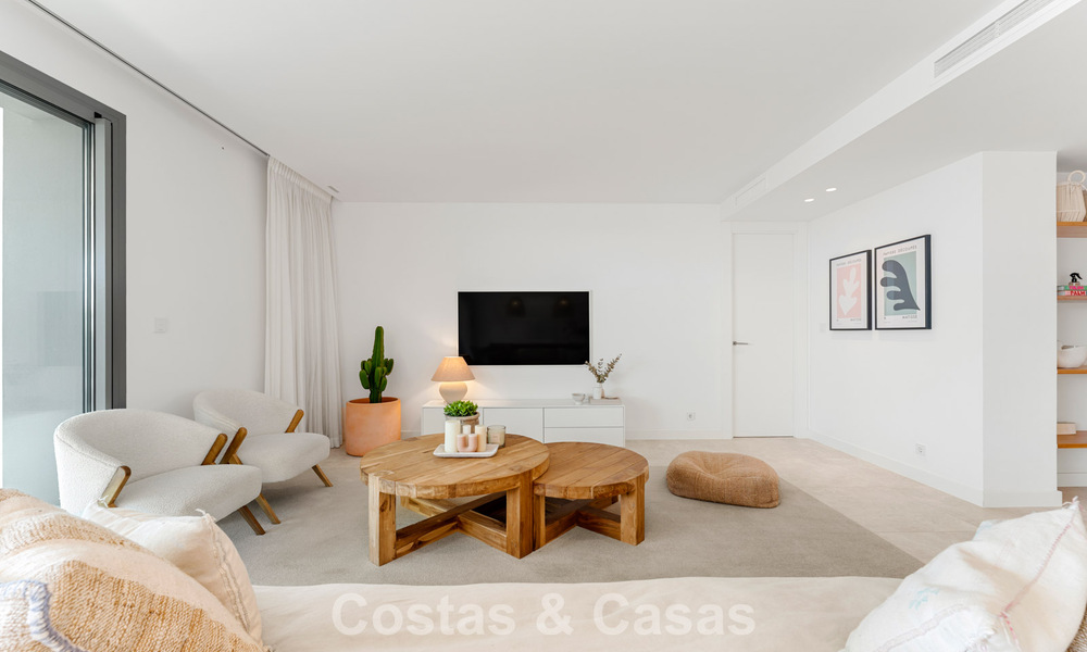 Moderno apartamento de 4 dormitorios, listo para entrar a vivir, en venta en un resort de lujo al este del centro de Marbella 797859