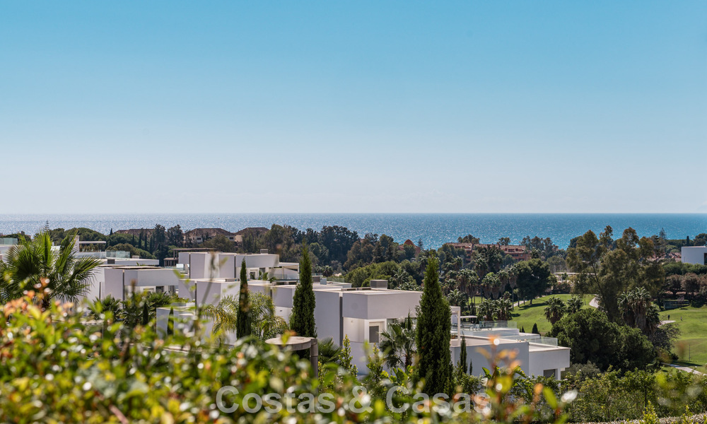 Moderno apartamento de 4 dormitorios, listo para entrar a vivir, en venta en un resort de lujo al este del centro de Marbella 797861