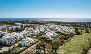 Moderno apartamento de 4 dormitorios, listo para entrar a vivir, en venta en un resort de lujo al este del centro de Marbella 797863 