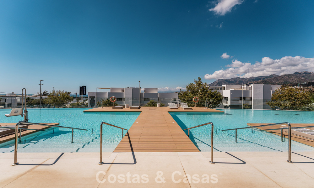 Moderno apartamento de 4 dormitorios, listo para entrar a vivir, en venta en un resort de lujo al este del centro de Marbella 797865
