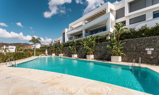 Moderno apartamento de 4 dormitorios, listo para entrar a vivir, en venta en un resort de lujo al este del centro de Marbella 797866 
