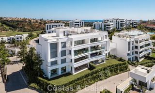Moderno apartamento de 4 dormitorios, listo para entrar a vivir, en venta en un resort de lujo al este del centro de Marbella 797868 
