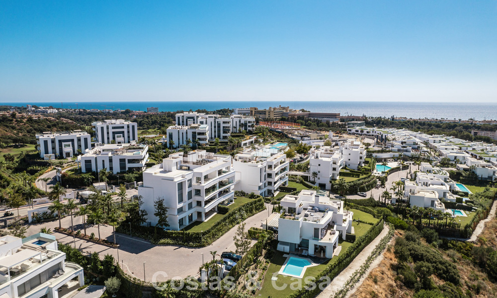 Moderno apartamento de 4 dormitorios, listo para entrar a vivir, en venta en un resort de lujo al este del centro de Marbella 797869
