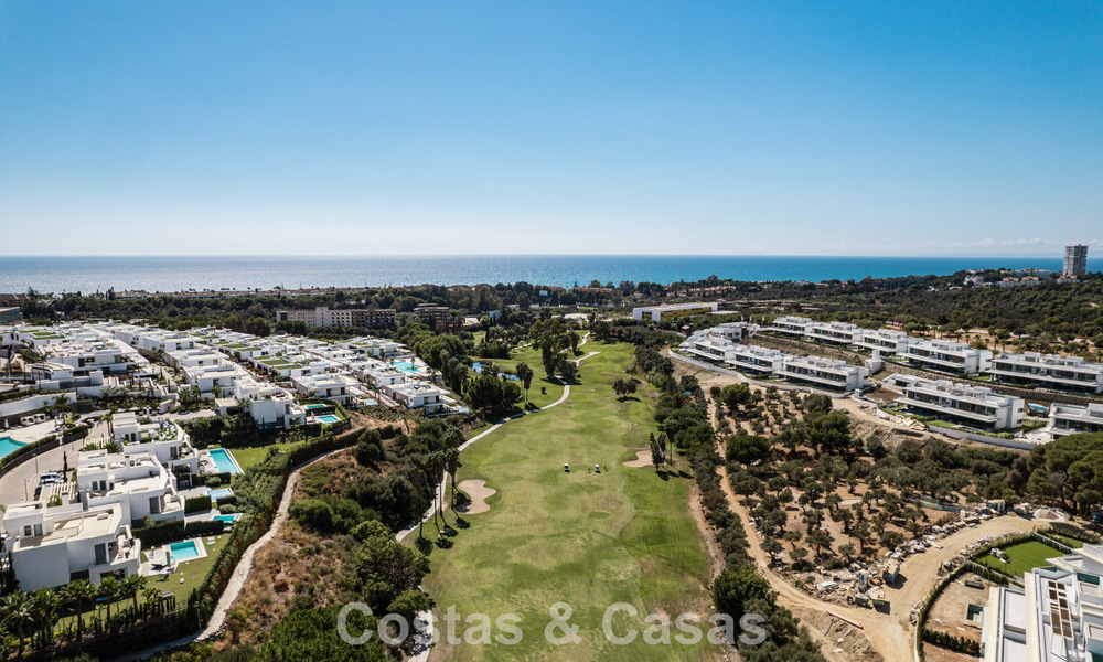 Moderno apartamento de 4 dormitorios, listo para entrar a vivir, en venta en un resort de lujo al este del centro de Marbella 797870