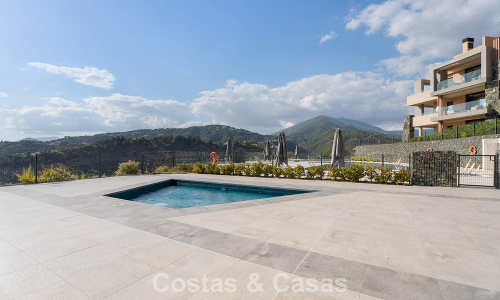 Apartamento moderno, listo para entrar a vivir en venta en un complejo de golf en las colinas de Marbella - Benahavís 787122