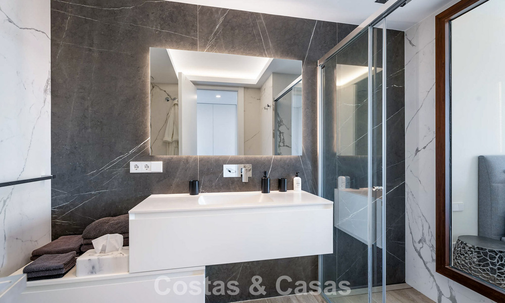 Apartamento moderno, listo para entrar a vivir en venta en un complejo de golf en las colinas de Marbella - Benahavís 787124