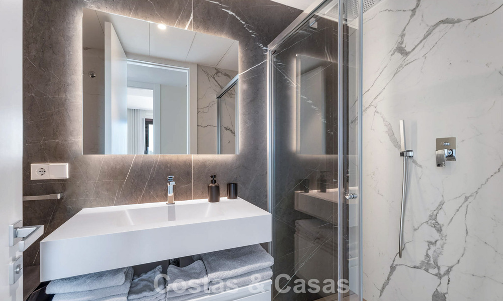 Apartamento moderno, listo para entrar a vivir en venta en un complejo de golf en las colinas de Marbella - Benahavís 787125