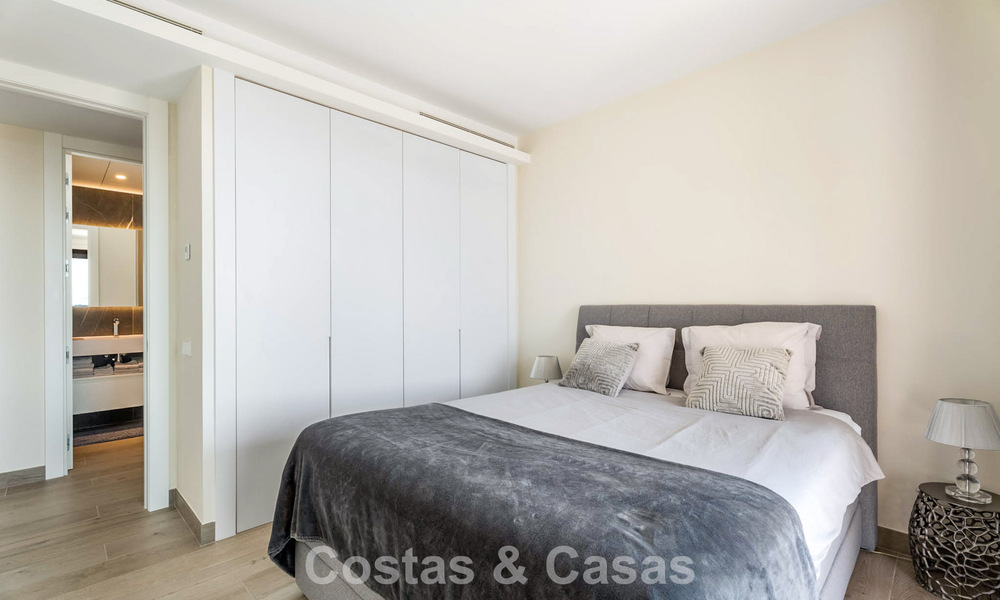 Apartamento moderno, listo para entrar a vivir en venta en un complejo de golf en las colinas de Marbella - Benahavís 787127