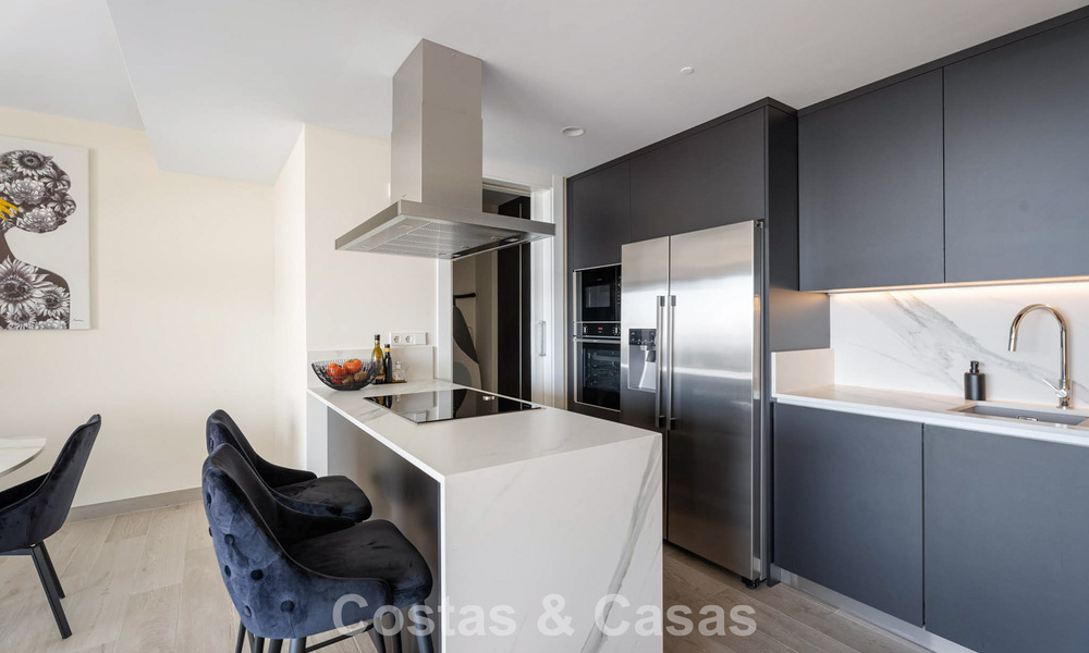 Apartamento moderno, listo para entrar a vivir en venta en un complejo de golf en las colinas de Marbella - Benahavís 787129