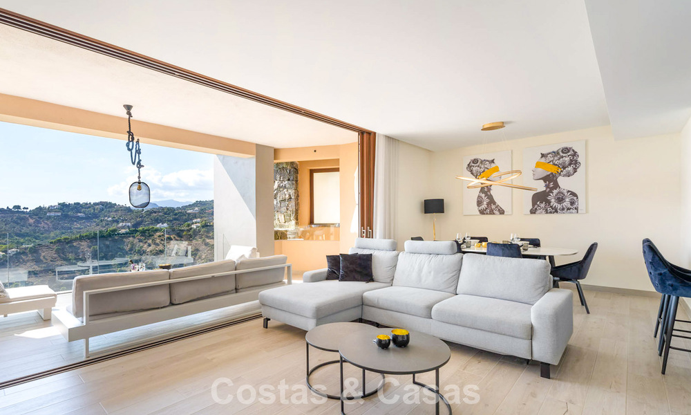 Apartamento moderno, listo para entrar a vivir en venta en un complejo de golf en las colinas de Marbella - Benahavís 787131