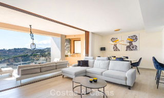 Apartamento moderno, listo para entrar a vivir en venta en un complejo de golf en las colinas de Marbella - Benahavís 787131 