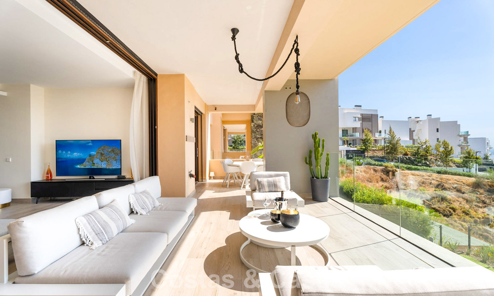 Apartamento moderno, listo para entrar a vivir en venta en un complejo de golf en las colinas de Marbella - Benahavís 787133