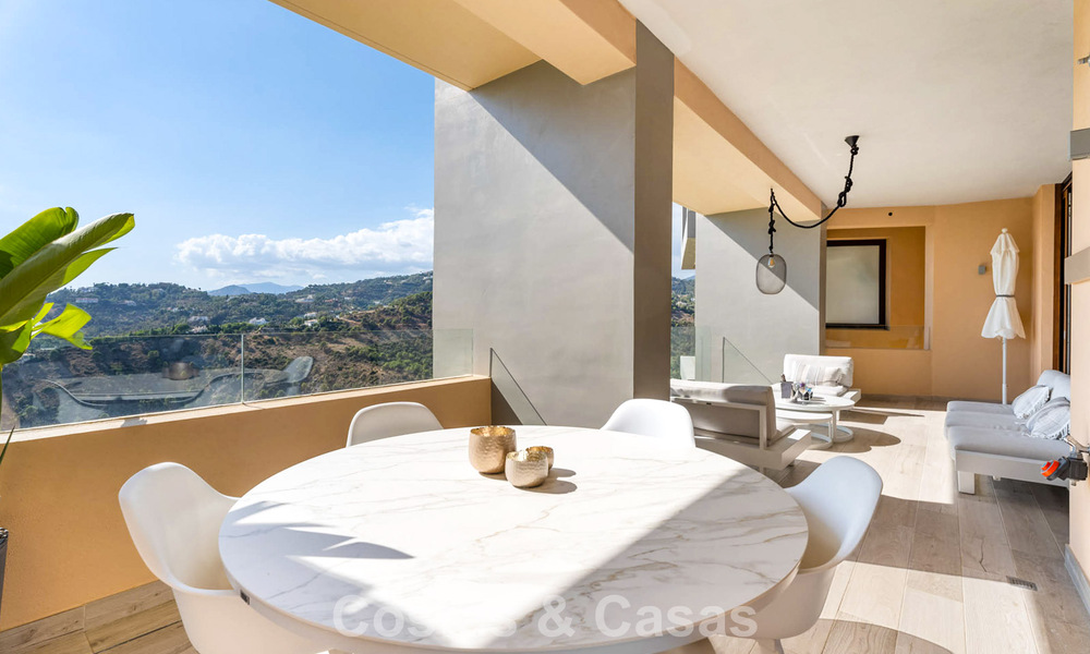 Apartamento moderno, listo para entrar a vivir en venta en un complejo de golf en las colinas de Marbella - Benahavís 787135