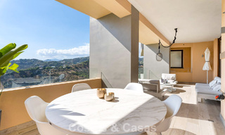 Apartamento moderno, listo para entrar a vivir en venta en un complejo de golf en las colinas de Marbella - Benahavís 787135 