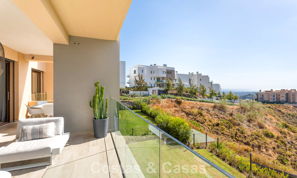 Apartamento moderno, listo para entrar a vivir en venta en un complejo de golf en las colinas de Marbella - Benahavís 787136