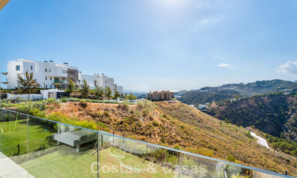 Apartamento moderno, listo para entrar a vivir en venta en un complejo de golf en las colinas de Marbella - Benahavís 787137