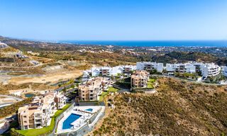 Apartamento moderno, listo para entrar a vivir en venta en un complejo de golf en las colinas de Marbella - Benahavís 787139 