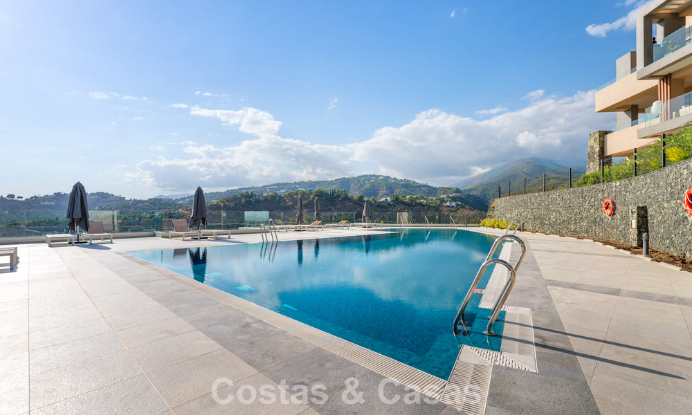 Apartamento moderno, listo para entrar a vivir en venta en un complejo de golf en las colinas de Marbella - Benahavís 787141