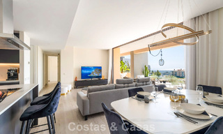 Apartamento moderno, listo para entrar a vivir en venta en un complejo de golf en las colinas de Marbella - Benahavís 787144 