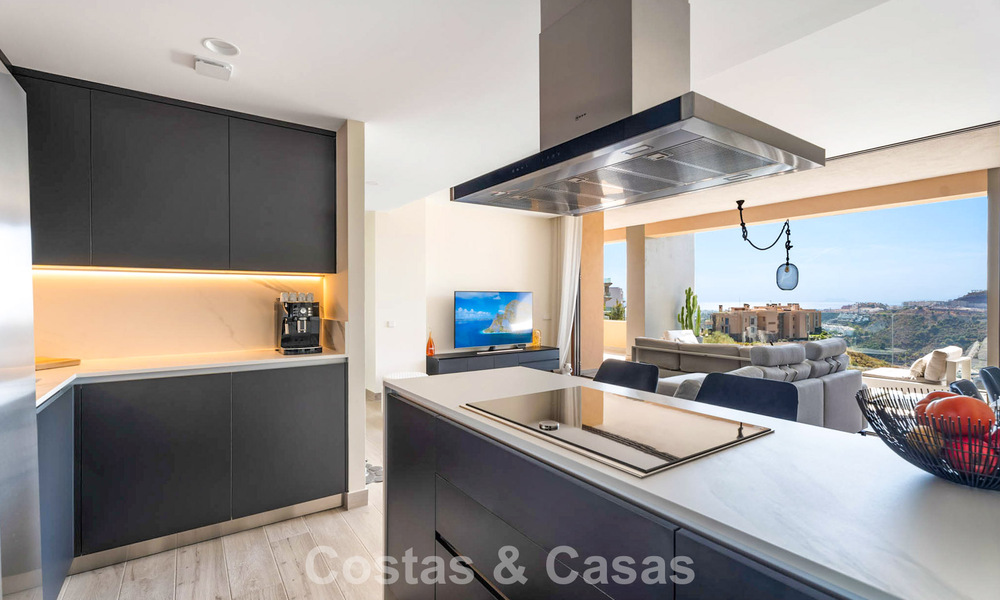 Apartamento moderno, listo para entrar a vivir en venta en un complejo de golf en las colinas de Marbella - Benahavís 787145