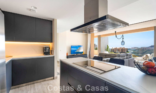 Apartamento moderno, listo para entrar a vivir en venta en un complejo de golf en las colinas de Marbella - Benahavís 787145 