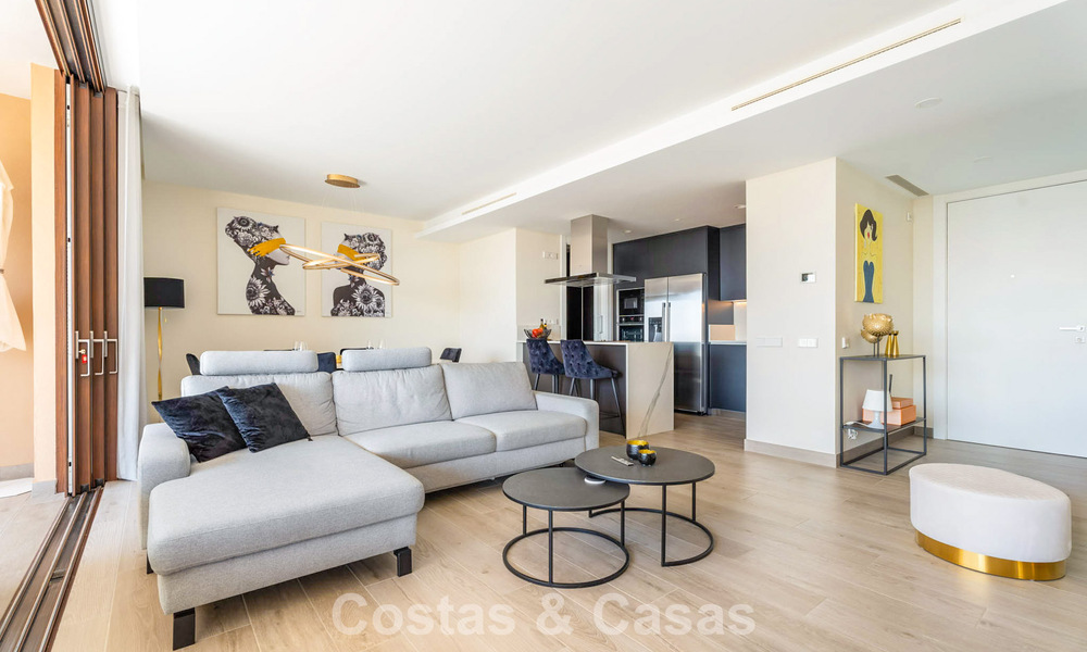 Apartamento moderno, listo para entrar a vivir en venta en un complejo de golf en las colinas de Marbella - Benahavís 787146