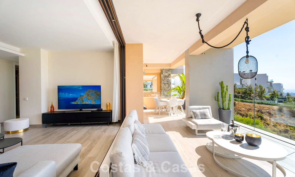 Apartamento moderno, listo para entrar a vivir en venta en un complejo de golf en las colinas de Marbella - Benahavís 787147