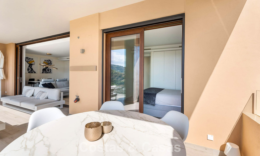 Apartamento moderno, listo para entrar a vivir en venta en un complejo de golf en las colinas de Marbella - Benahavís 787148