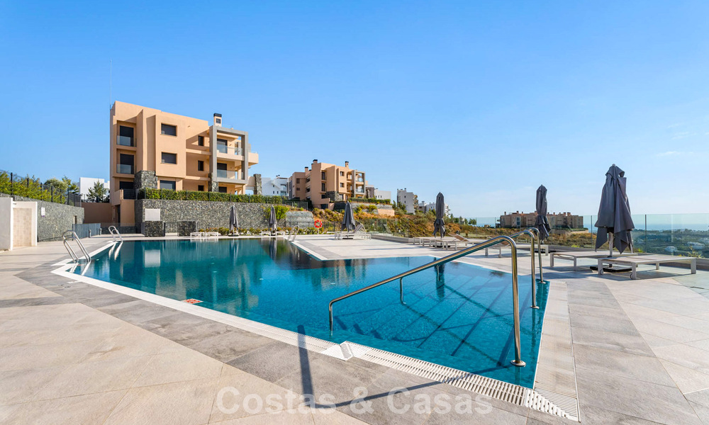 Apartamento moderno, listo para entrar a vivir en venta en un complejo de golf en las colinas de Marbella - Benahavís 787150