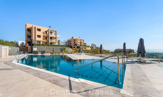 Apartamento moderno, listo para entrar a vivir en venta en un complejo de golf en las colinas de Marbella - Benahavís 787150 