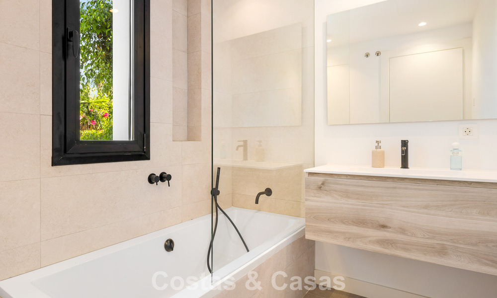 Villa de lujo lista para entrar a vivir con arquitectura contemporánea en venta a dos pasos de la playa, Marbella Este 787156