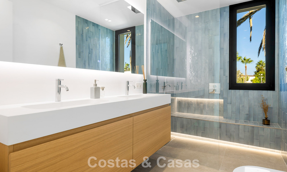 Villa de lujo lista para entrar a vivir con arquitectura contemporánea en venta a dos pasos de la playa, Marbella Este 787158