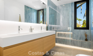 Villa de lujo lista para entrar a vivir con arquitectura contemporánea en venta a dos pasos de la playa, Marbella Este 787158 