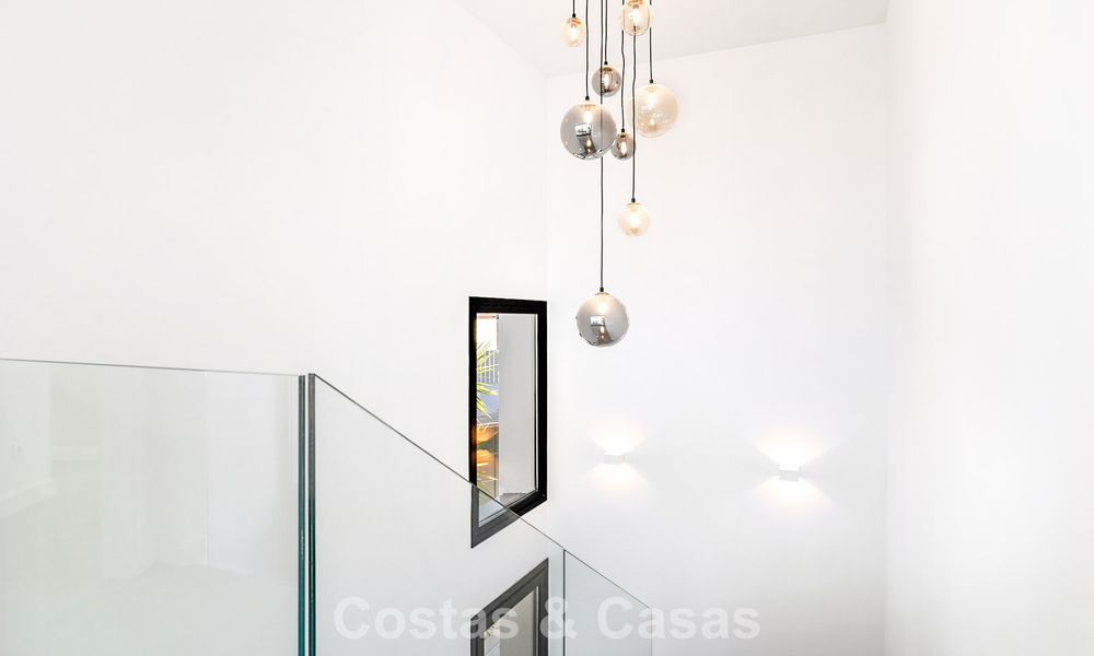 Villa de lujo lista para entrar a vivir con arquitectura contemporánea en venta a dos pasos de la playa, Marbella Este 787159